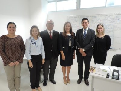 Pessoas de pé, posando na sede do CEAF.