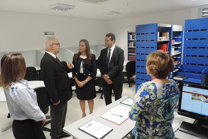 Equipe na biblioteca do CEAF.