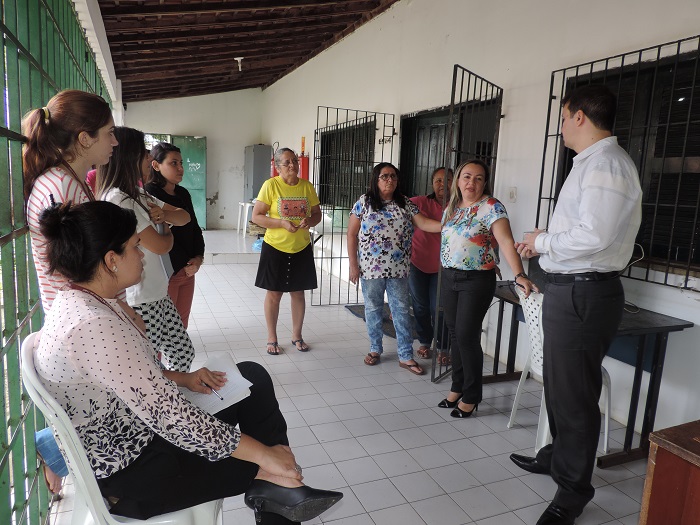 Pessoas de pé conversando