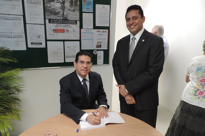 Dois homens de pé sorrindo para foto 