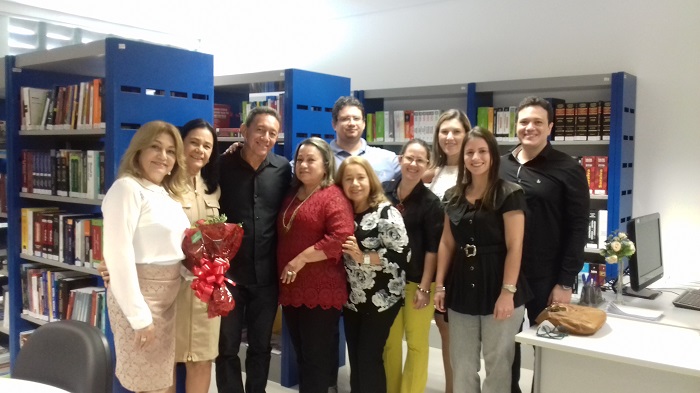 Pessoas de pé sorrindo para foto