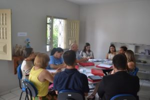 Pessoas reunidas em torno de uma mesa.
