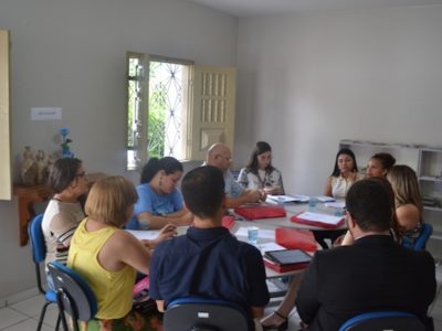 Pessoas reunidas em torno de uma mesa.