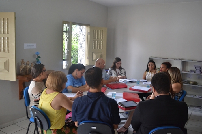 Pessoas reunidas em torno de uma mesa.