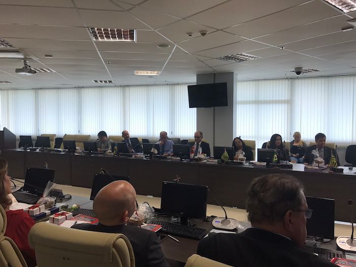 Ouvidores reunidos em torno de uma grande mesa em U.