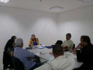 Pessoas sentadas em volta de uma mesa