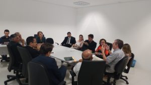 pessoas sentadas em reunião