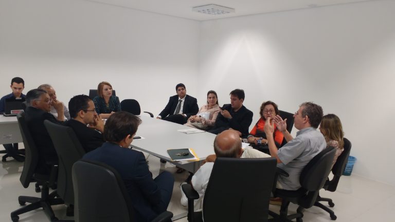 pessoas sentadas em reunião