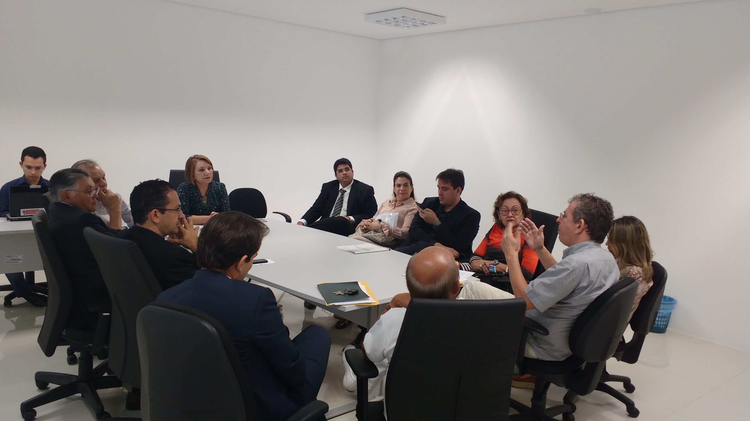 pessoas sentadas em reunião