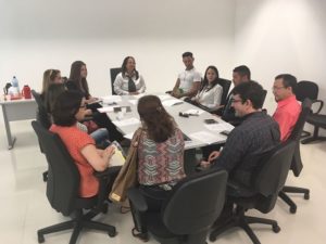 Pessoas ao redor de mesa