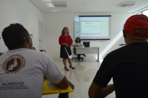 Promotora Amparo Paz proferindo palestra