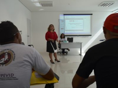 Promotora Amparo Paz proferindo palestra