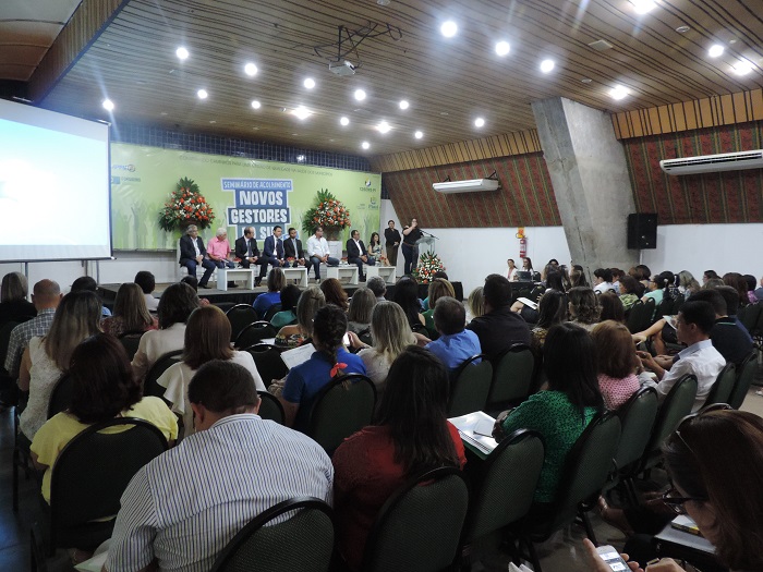 Pessoas sentadas em auditório