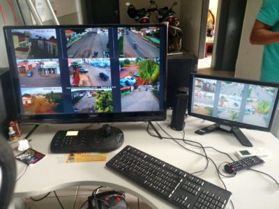 Foto de computador em que vemos várias imagens originárias de câmeras de segurança.