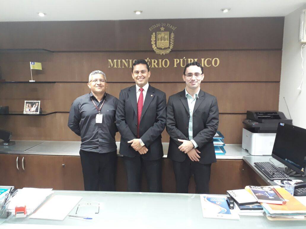 O Procurador-Geral de Justiça (centro), com o o Analista de Controle Interno Sidney Feitosa (esquerda) e o novo Controlador Interno do Ministério Público. Três homens posam de pé: um servidor do Controle Interno, o Procurador-Geral de Justiça e o servidor Téssio Rauff.