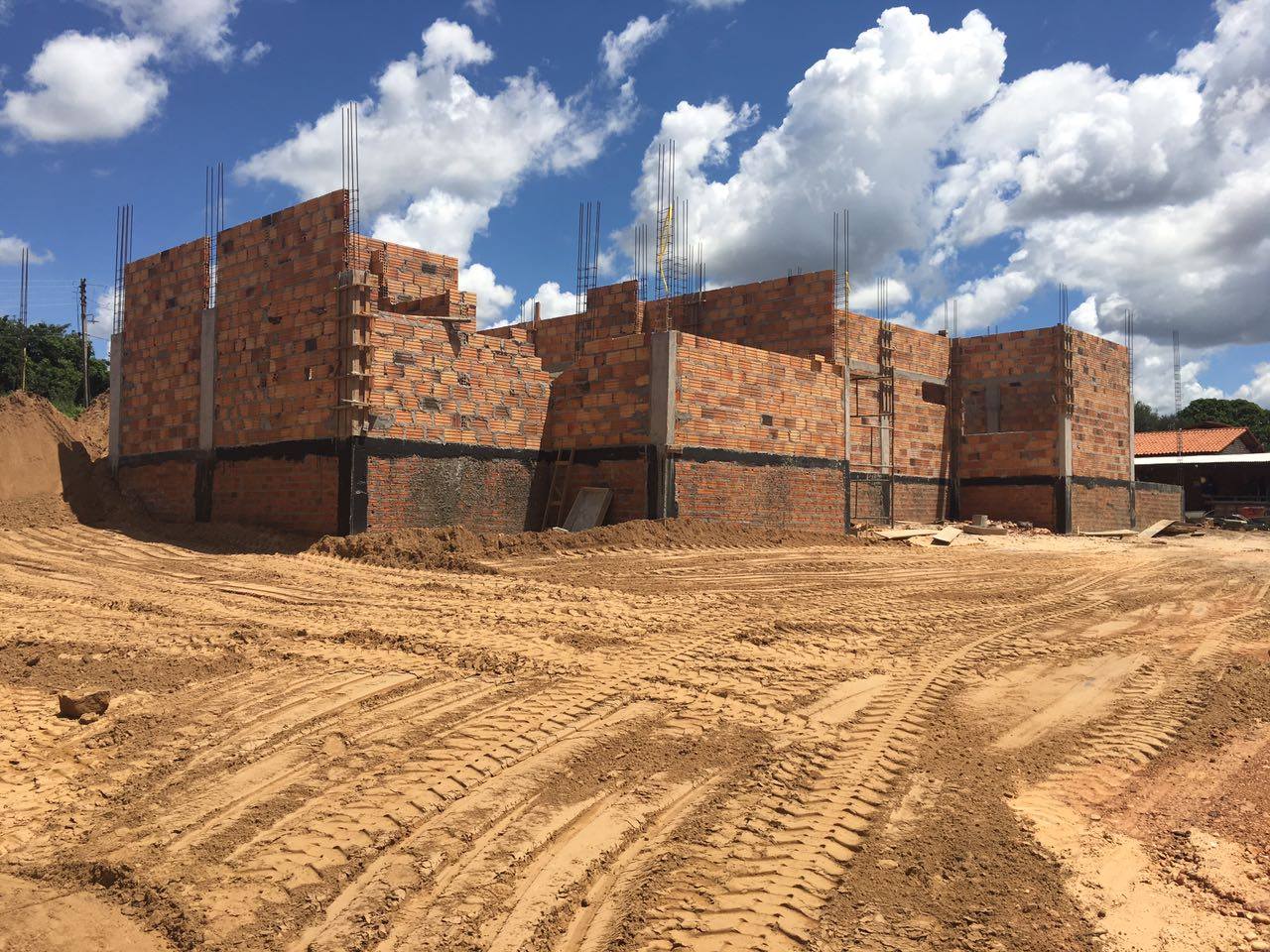 Canteiro de obras, com grande construção. 