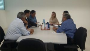 Pessoas reunidas em torno de uma mesa.