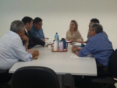 Pessoas reunidas em torno de uma mesa.