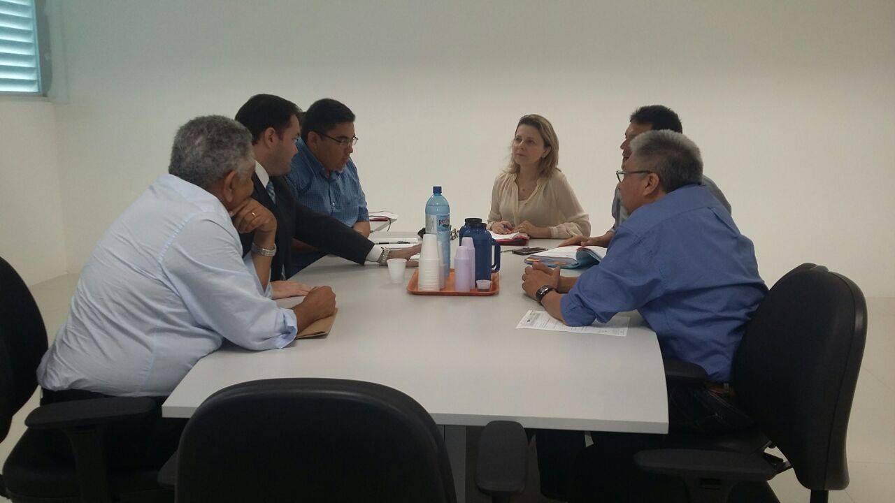 Pessoas reunidas em torno de uma mesa.