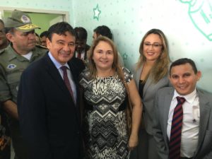 A Promotora de Justiça Marlúcia Evaristo ladeada pelo Governador do Estado do Piauí, Wellington Dias, pela Secretária de Estado da Educação, Rejane Dias, e pelo Secretário de Estado para Inclusão da Pessoa com Deficiência, Mauro Eduardo Cardoso.