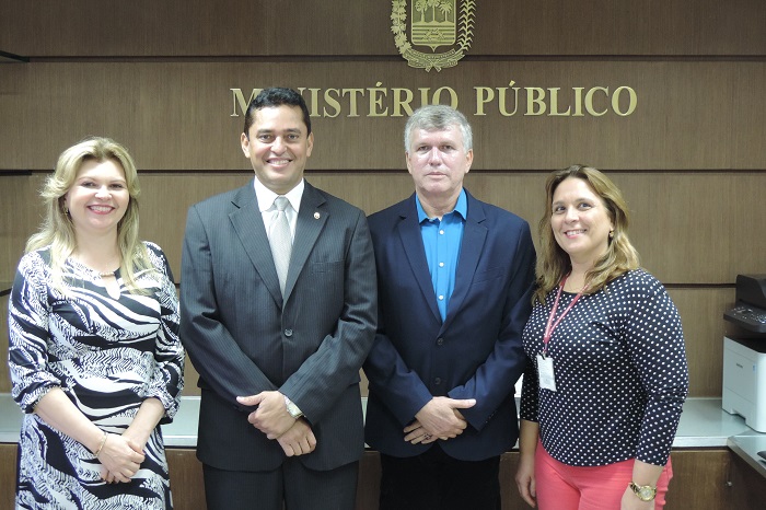 Além do Procurador-Geral de Justiça Cleandro Moura, também acompanharam a assinatura do Ato, a Assessora Especial do PGJ Carmelina Moura, o titular da 25ª Promotoria de Justiça de Teresina, que tem como atribuição a fiscalização de Fundações e Entidades de Interesse Social, José Reinaldo Leão Coelho e a servidora Cristiane Fortes