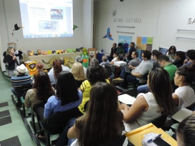 Pessoas sentadas na plateia de um auditório