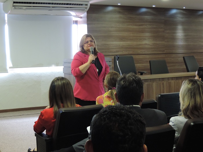 Mulher com microfone 