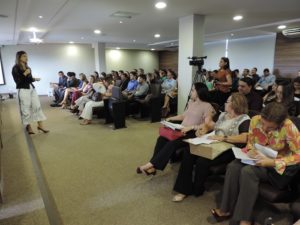 Pessoas sentadas assistindo palestra