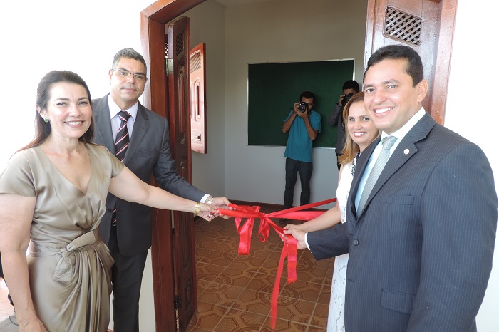 Pessoas de pé segurando fita de desenlace 