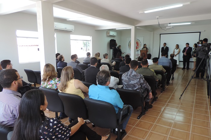 Pessoas sentadas num auditório 