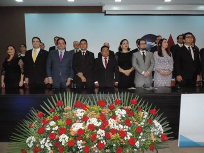 Pessoas de pé olhando para frente