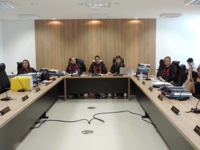 Pessoas sentadas em uma sala grande