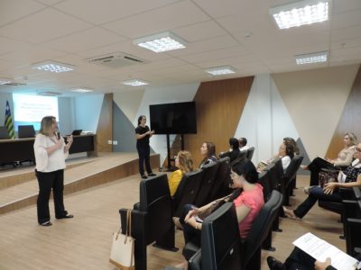 Pessoas sentadas em auditório