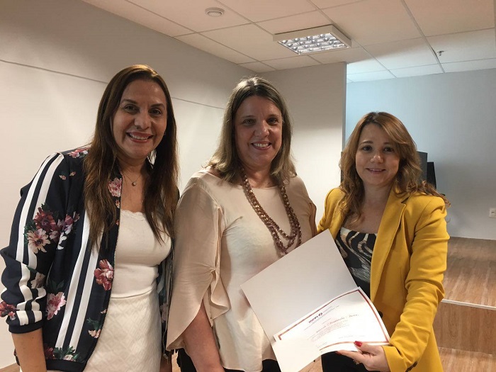Mulheres sorrindo para foto
