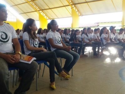 Pessoas sentadas em cadeira no ginásio