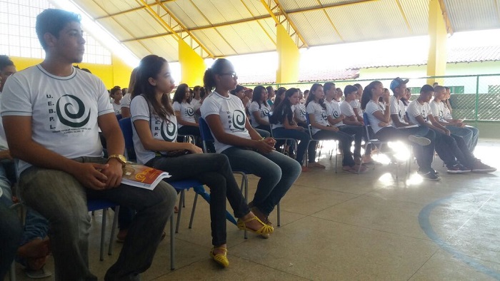 Pessoas sentadas em cadeira no ginásio