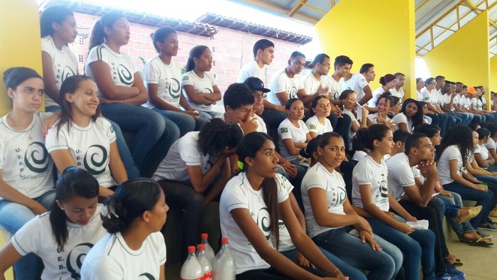 Pessoas sentadas assistindo palestra