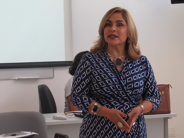 mulher falando enquanto gesticula as mãos
