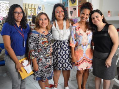 Pessoas abraçadas