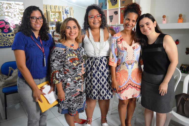 Pessoas abraçadas