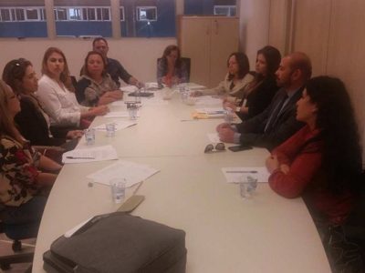 pessoas sentadas em volta de uma mesa