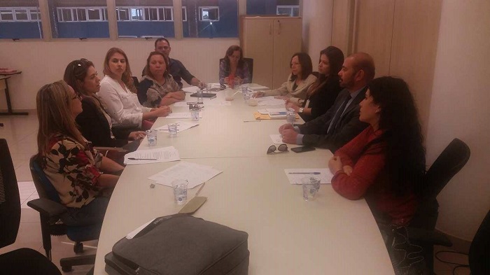 pessoas sentadas em volta de uma mesa