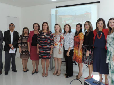 Pessoas em pose para a foto