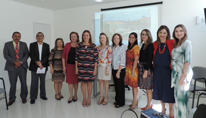 Pessoas em pose para a foto