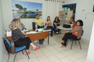 Pessoas sentadas conversando