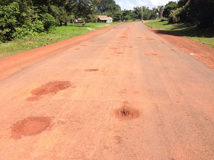 estrada com buracos