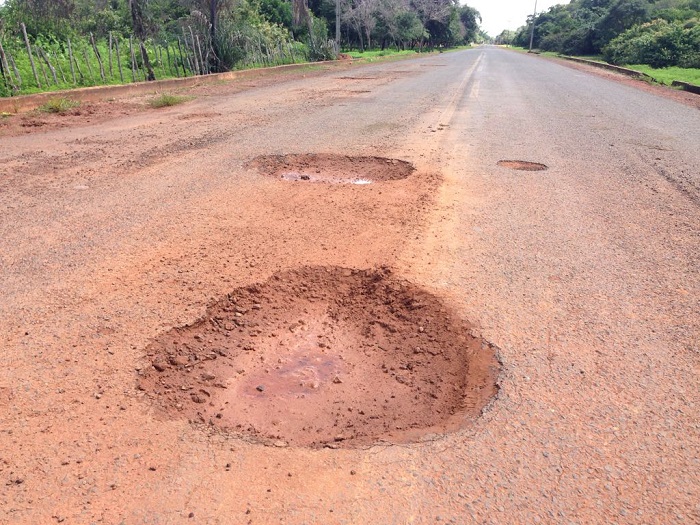estrada cheia de buracos