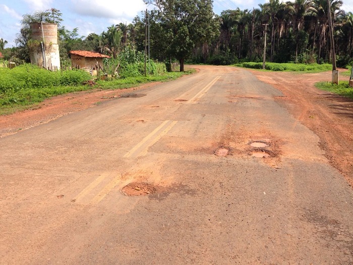 estrada com buracos
