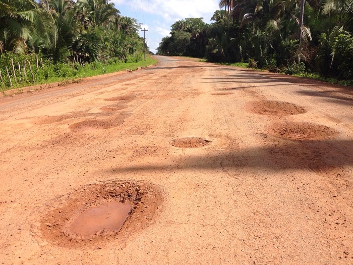 estrada cheia de buracos