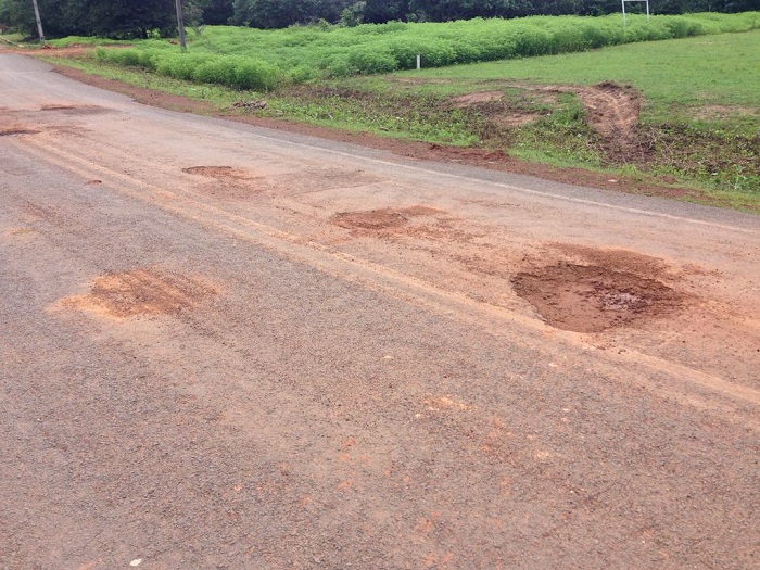 estrada com buracos
